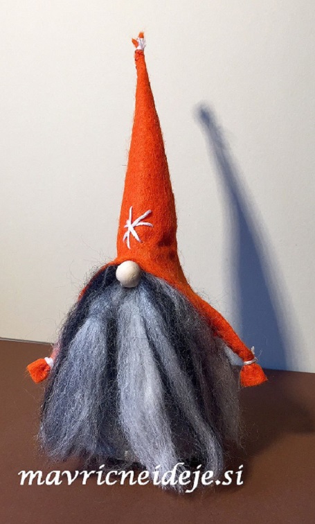 Oranžen škrat iz filca