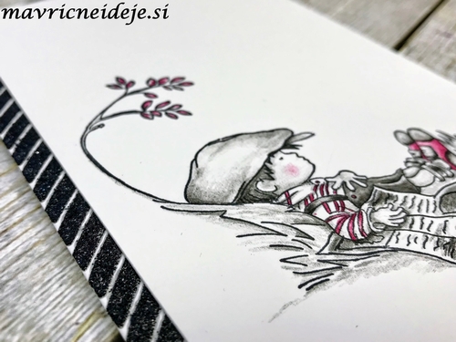 216 CAS deček pod drevesom