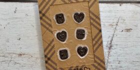 moška-voščilnica-s-čokoladnimi-srčki