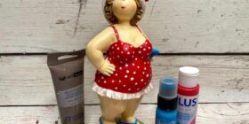 Gospodična-v-rdečih-kopalkah-3-1